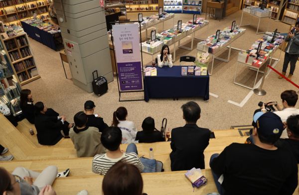 에이아이북스이 김진향 작가의 신작 위로: 라콤펜사레 발행을 기념하는 북콘서트를 최근 서울에서 개최했다. [사진=에이아이북스]