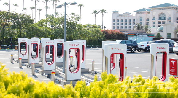 제주 서귀포시 중문 단지에 있는 테슬라 충전소. [사진=팩트인 뉴스]