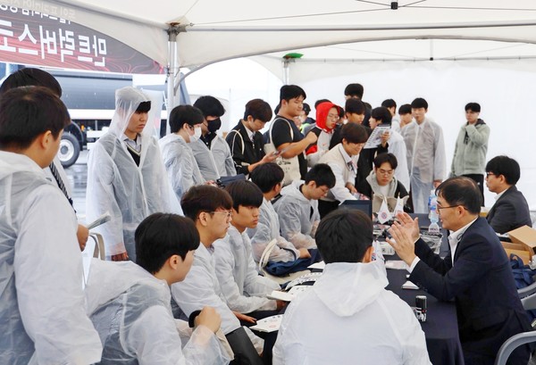 만트럭버스코리아가 아주자동차대학교에서 펼쳐진  아우스빌둥 채용설명회에 참가했다. [사진=만트럭버스코리아]