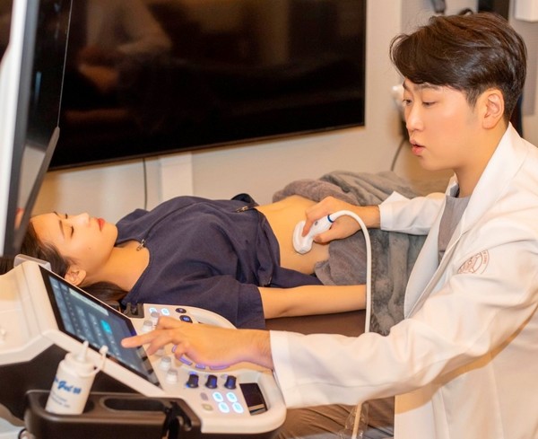 김승규(오른쪽) 광교경옥당한의원장/\. [사진=광교경옥당한의원]