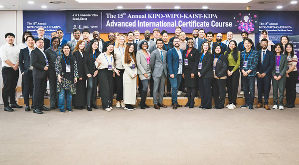 15회 한-WIPO IP전문가 인증과정(AICC)을 맟친 참여자가 기념사진을 찍고 있다. [사진=한국발명진흥회]