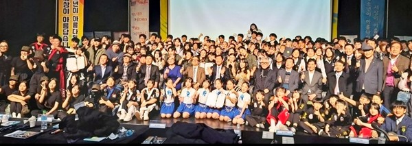 22회 대회 참가자가 기념사진을 찍고 있다. [사진=한국청소년동아리연맹]