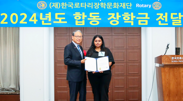(왼쪽부터)윤상구 한국로타리백주년기념회 회장과 장학생 라헬 셴쿠테. [사진=한국로타리]