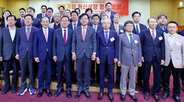 한국중견기업연합회가 중견기업 혁신성장 정책 포럼을 최근 개최하고, 중견기업의 쟁력 강화 방안 등을 찾았다. 포럼에 참석한 인사가 기념사진을 찍고 있다. [사진=중견련]