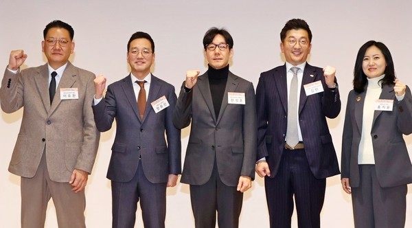 중견기업연합회 회원사가 경영 전략·성장 비법 등을 최근 공유했다. 중견련이 개최한 제 3회 중견기업 지속가능성 컨퍼런스를 통해서다. 행사 참석자가 기념사진을 찍고 있다. [사진=중견련]