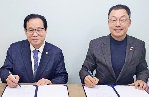 (사)대한민국 아카데미 미술협회(이사장 박외수)와 ㈜조윈(회장 김수현)이 역량 있는 화가들의 발굴과 경제적 자립을 지원하기 위한 특별한 협력 관계를 맺었다고 2일 밝혔다.(사)대한민국 아카데미 미술협회(이사장 박외수)와 ㈜조윈(회장 김수현)이 역량 있는 화가들의 발굴과 경제적 자립을 지원하기 위한 특별한 협력 관계를 맺었다고 2일 밝혔다.