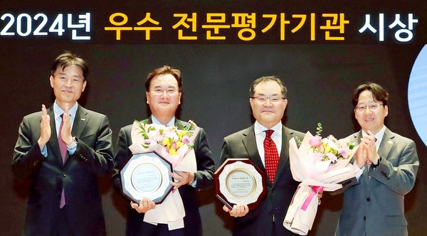 (왼쪽부터)민경욱 한국거래소 코스닥시장본부장, 김종윤 NICE평가정보 부문장, 하성태 한국발명진흥회 본부장, 이충연 한국거래소 코스닥시장본부장보 등이 기념사진을 찍거 있다. [사진=한국발명진흥회]