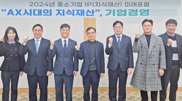 한국발명진흥회 강원지부(강원서부지식재산센터)가 AX시대의 지식재산, 기업경영의 핵심자산을 주제로 중소기업 IP미래포럼을 최근 개최했다. [사진=강원지부]