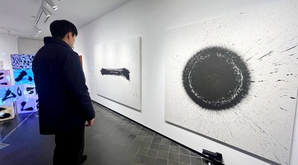 김동석 작가가 소리-울림을 주제로 서울 인사동 갤러리이즈에서 한글을 현대미술로 승화한 작품을 선보인다. [사진=갤러리이즈]