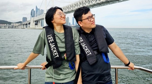 연극 뮤지컬 대본공모 당선작 무저갱을 집필한 (오른쪽부타)신호권, 박은우 작가. [사진=어댑터씨어터]