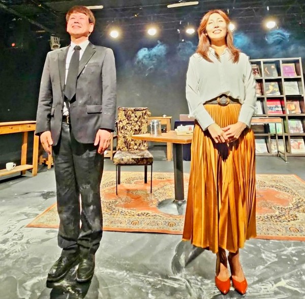 연극 흑백다방 장면. [사진=어댑터씨어터]