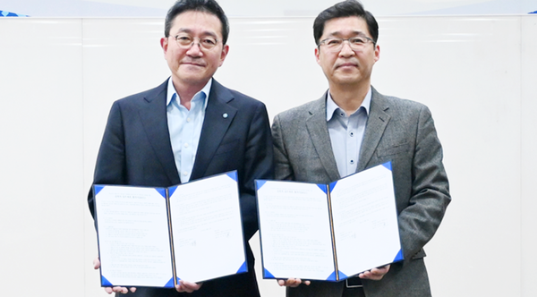 (왼쪽부터)진성원 우리카드 사장, 강주원 웹케시 대표. [사진=우리카드]