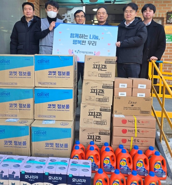 한국발명진흥회 임직원이 사회복지법인 천사재단(양평 천사의 집)에 성금과 생활용품 등을 최근 제공했다. [사진=한국발명진흥회]
