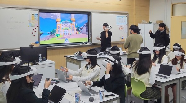 경희여중서 실시한 양자역학 실감형 시범교육 모습. [사진=한국양자협회]