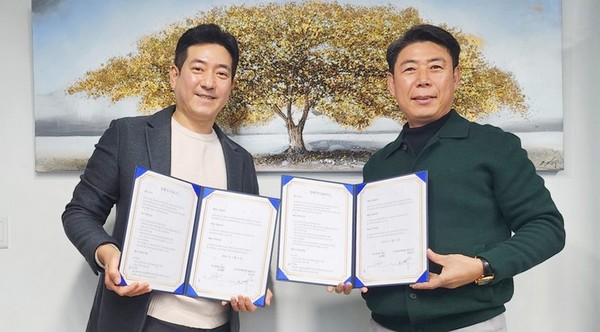 (왼쪽부터)정찬규 정윤에이엠 정찬규 대표이사와 송재환 리즈앤케이 대표. [사진=정윤에이엠]