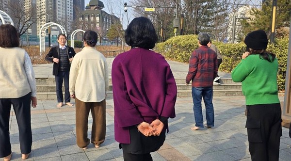 [사진=국제맨발걷기협회]