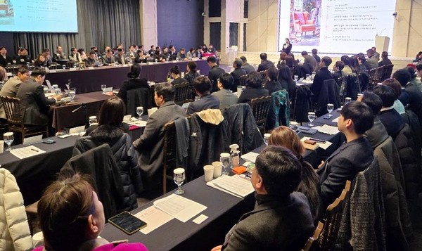 (위부터)최윤영 대표와 포럼장 전경. [사진=퍼메이드 앤 아이디]