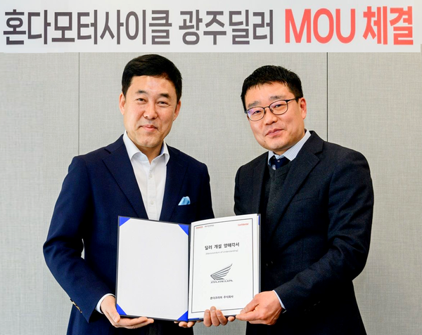 (왼쪽부터)이지홍 혼다코리아 대표이사와 국봉석 혼다모터사이클 안양점 국봉석 대표가 기념사진을 찍고 있다. [사진=혼다코리아]