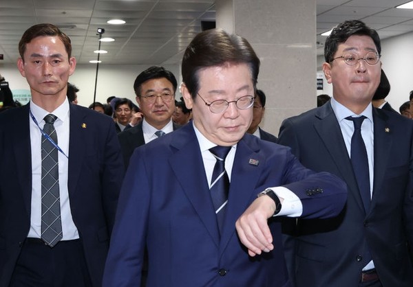 대선출마를 선언한 이재명 더불어민주당 전 대표가 11일 오전 서울 여의도 국회 소통관에서 비전 및 캠프 인선 발표를 마친 뒤 시계를 보며 이동하고 있다.  [ 사진= 뉴시스 ]