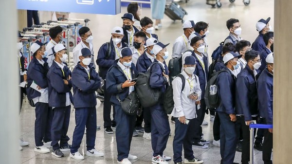 난 2023년 6월 20일 오전 인천국제공항 제1터미널 입국장에서 미얀마에서 온 외국인근로자들이 입국하고 있다.  [ 사진= 뉴시스 ]