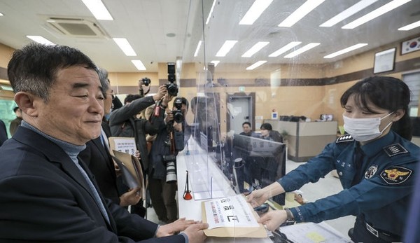 강득구 더불어민주당 이재명 대통령선거 예비후보 선거대책위원회 현안대응TF단장을 비롯한 소속 의원들이 16일 서울 종로구 서울경찰청에 딥페이크 영상 유포자 고발장 접수를 하고 있다.  [ 사진= 뉴시스  ]