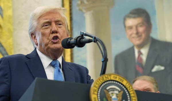 도널드 트럼프 미국 대통령이 22일(현지 시간) 백악관 집무실에서 폴 앳킨스 증권거래위원장 취임 선서식을 진행한 뒤 기자들 질문에 답변하고 있다.   [ 사진= 뉴시스 ]