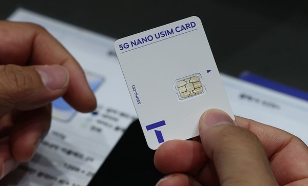 28일 오전 서울 시내 한 SKT 대리점에서 한 이용자가 교체할 유심을 받고 있다.해킹사고가 발생한 SKT는 사이버침해 피해를 막기 위해 28일 오전 10시부터 전국 2600여곳의 T월드 매장에서 희망 고객 대상 유심교체를 무료로 진행하기로 했다.  [ 사진= 뉴시스 ]