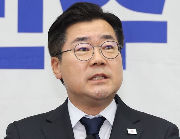 박찬대 더불어민주당 대표 직무대행 겸 원내대표가 1일 오후 서울 여의도 국회에서 열린 긴급 의원총회에서 발언을 하고 있다. [ 사진= 뉴시스 ]