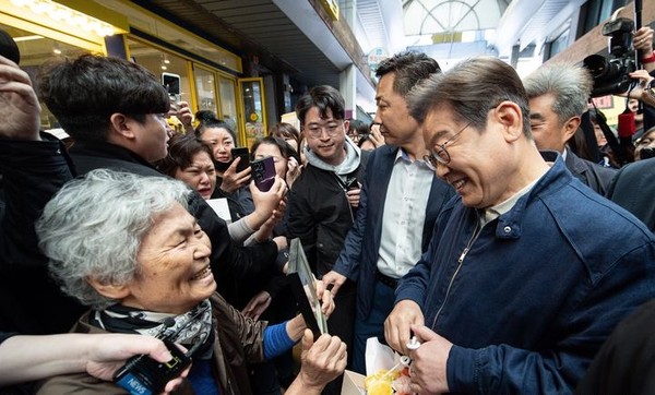  민심을 청취하는 '경청 투어'에 나선 이재명 더불어민주당 대선후보가 2일 오전 강원도 철원군 동송전통시장을 찾아 한 시민과 대화하고 있다. [ 사진= 뉴시스 ]