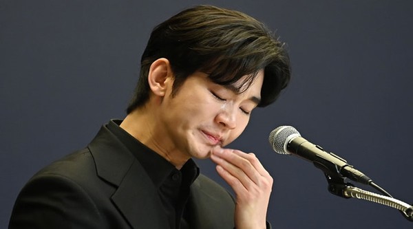 배우 김수현이 31일 오후 서울 마포구 스탠포드호텔에서 기자회견을 열고 자신을 둘러싼 의혹에 대해 입장을 밝히고 있다. [사진=뉴시스]