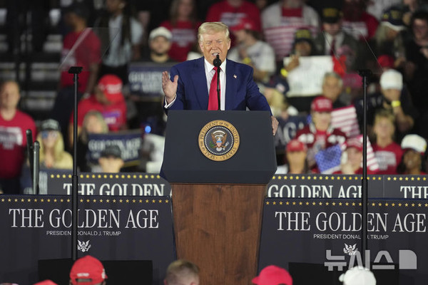 U.S. President Donald Trump delivers a speech celebrating his 100th day in office on April 29 in front of supporters gathered at Macomb County Community College. [Photo = Newsis]