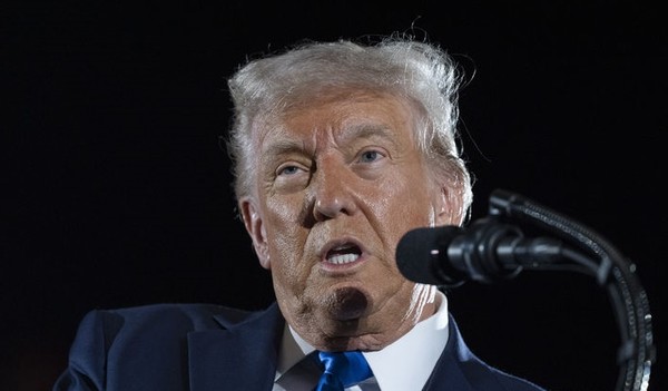 도널드 트럼프 미국 대통령이 지난 1일(현지 시간) 앨라배마주 터스컬루사에 있는 앨라배마 대학교에서 졸업식 연설을 하고 있다. [ 사진= 뉴시스 ]