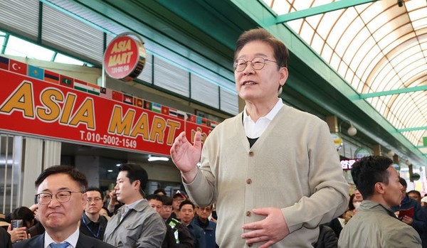 민심을 청취하는 '경청 투어'에 나선 이재명 더불어민주당 대선후보가 6일 충북 증평군 장뜰시장에서 즉흥 연설을 하고 있다. [ 사진= 뉴시스 . 공동취재 ]