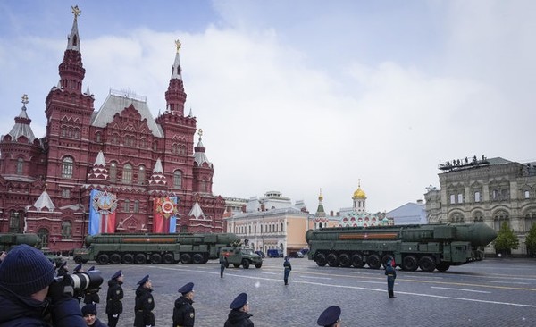 올해 5월9일(현지 시간) 러시아 전승절 80주년 열병식에 29개국 정상과 외교사절단이 참석한다. 사진은 지난해 러시아 모스크바에서 열린 제2차 세계대전 전승절 79주년 열병식에서 야르스 대륙간 탄도미사일(ICBM)이 공개되고 있는 모습. [ 사진= 뉴시스 ]