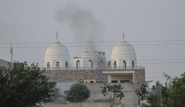 파키스탄 바하왈푸르 외곽에 위치한 이슬람 모스크가 인도의 미사일 공격으로 타격을 받아 연기가 나고 있다. [ 사진= 뉴시스 ]