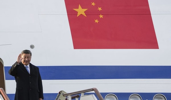 시진핑 중국 국가주석이 7일(현지 시간) 러시아 모스크바 브누코보-2 공항에 도착하고 있다. 시 주석은 러시아의 2차 세계대전 전승절 80주년 기념식에 참석하기 위해 모스크바를 방문했으며, 블라디미르 푸틴 러시아 대통령과 양자 정상회담도 할 예정이다. [ 사진= 뉴시스 ]