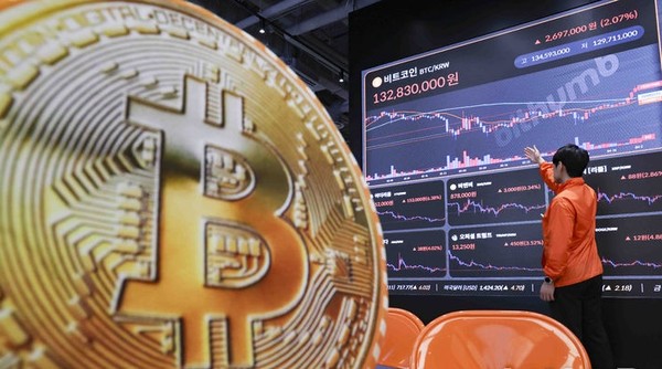  8일(현지 시간) 암호화폐 데이터 업체 코인 메트릭스에 따르면 비트코인 가격은 5%가량 상승한 10만881.90(약 1억5300만원)달러에 거래됐다고 CNN이 보도했다. 사진은 서울 강남구 빗썸 라운지 전광판에 비트코인 시세가 나오고 있는 모습. [ 사진= 뉴시스 ]