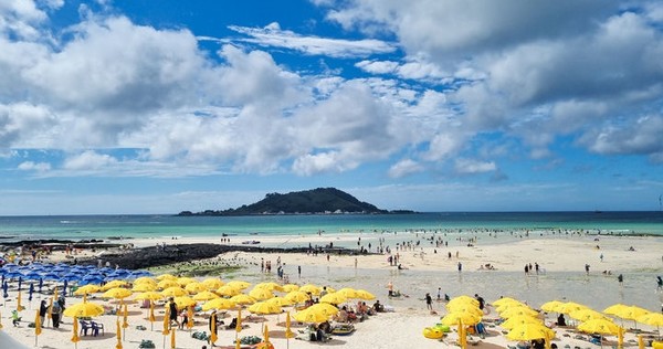 우장호 기자 = 폭염특보가 발효 중인 21일 오후 제주시 협재해수욕장을 찾은 관광객들이 시원한 바닷물에 몸을 담그며 즐거운 시간을 보내고 있다. 2024.07.21. [ 사진= 뉴시스 ]