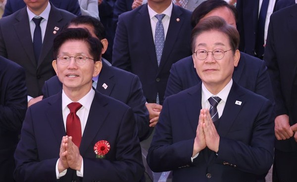 이재명 더불어민주당 대선 후보와 김문수 국민의힘 대선 후보가 5일 서울 종로구 조계사에서 열린 부처님오신날 봉축법요식에서 합장하고 있다.  [ 사진= 뉴시스.  대통령실통신사진기자단 ]