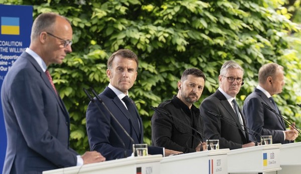 유럽 정상들이 우크라이나와 러시아의 '튀르키예 협상'을 앞두고 미국과 함께 대(對)러시아 추가 제재에 나서겠다며 전면 휴전 수용을 압박했다. 사진은 지난 10일(현지 시간) 우크라이나 키이우 대통령궁에서 프리드리히 메르츠 독일 총리(왼쪽부터), 에마뉘엘 마크롱 프랑스 대통령, 볼로디미르 젤렌스키 우크라이나 대통령, 키어 스타머 영국 총리, 도날트 투스크 폴란드 총리가 회담 후 공동 기자회견을 하는 모습. [ tkwls= sbtltm ]