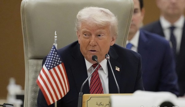  신용평가사 무디스는 16일(현지 시간) 미국의 국가신용등급을 Aaa에서 Aa1로 강등했다고 AFP통신이 보도했다. 사진은 도널드 트럼프 미국 대통령이 지난 14일 사우디아라비아 리야드에서 열린 걸프협력회의(GCC) 정상회의에 참석해 발언하고 있는 모습.  [ 사진= 뉴시스 ]