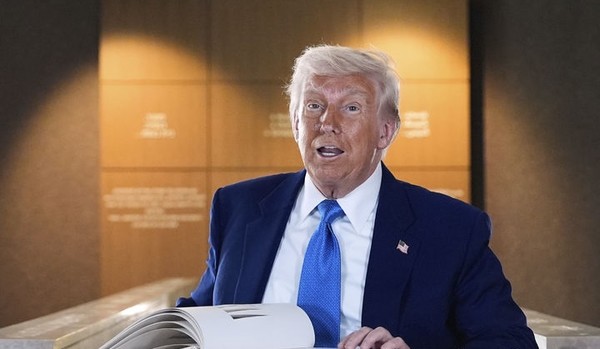 도널드 트럼프 미국 대통령이 미국 최대 소매·유통업체 월마트의 가격 인상 입장에 대해 17일(현지 시간) "월마트는 관세를 제품 가격 인상의 원인으로 지목하는 것을 멈춰야 한다"며 "저는 물론, 고객들도 함께 지켜볼 것"이라고 밝혔다. [ 사진= 뉴시스 ]