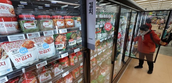 13일 서울시내 한 대형마트에 김치 상품이 진열돼 있다. [ 사진= 뉴시스 ]