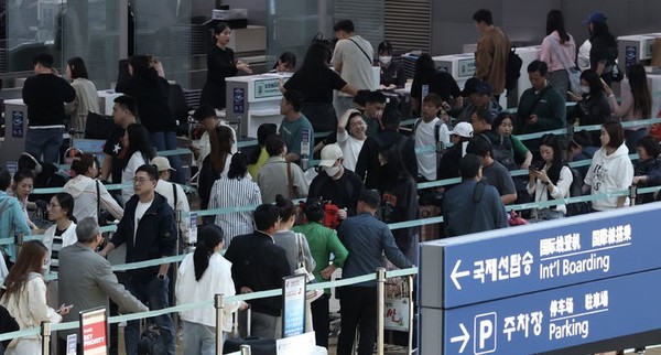 '황금연휴'를 앞둔 지난달 29일 오전 인천국제공항 제1여객터미널 출국장에서 여행객들이 탑승수속을 기다리고 있다. [ 사진= 뉴시스 ]