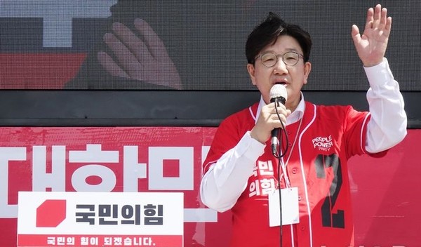 권성동 국민의힘 공동선대위원장이 17일 오후 제주시 도두일동 제주오일시장에서 김문수 후보 지지를 호소하고 있다.[사진=뉴시스]