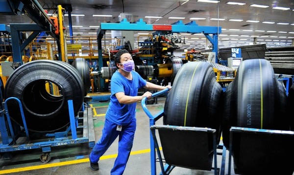 ﻿유럽연합(EU)이 승용차 및 소형 트럭용 중국산 타이어에 대한 반덤핑 조사에 착수했다. 사진은 중국 산둥성 칭다오시의 한 타이어공장에서 한 직원이 작업 중인 모습. [사진=뉴시스]