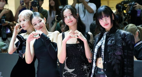 그룹 블랙핑크(BLACK PINK)가 지난 9일 오후 서울 영등포구 타임스퀘어에서 열린 '본 핑크 인 시네마스(BORN PINK IN CINEMAS)' 핑크 카펫에서 포즈를 취하고 있다. [뉴시스]