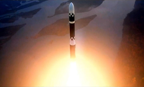 북한이 지난해 11월1일 실시한 고체 연료 대륙간탄도미사일 화성포-19호의 시험발사 장면. 북한이 보유한 무기용 핵물질이 90기 분량을 넘는 것으로 추정된다. [사진=뉴시스]