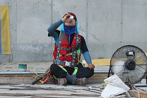 연일 폭염이 이어지는 지난 2021년 7월 26일 서울 영등포구 한 건설 현장에서 건설 노동자가 그늘에서 휴식을 취하고 있다.[사진=뉴시스]