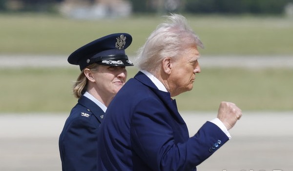 도널드 트럼프 미 대통령이 지난 23일(현지시각) 앤드루스 공군기지에서 전용 헬기에서 내려 전용기에 탑승하러 이동하고 있다. [사진=뉴시스]